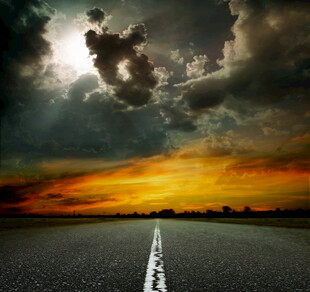 夕阳下的公路与壮丽天空