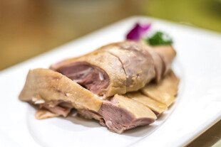 美味卤制鸭肉切片摆盘