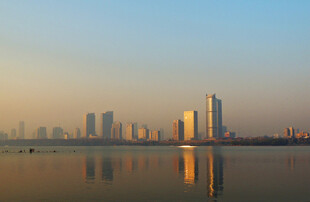 湖畔城市天际线美丽景致