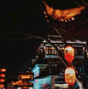 古街夜景中的中式灯笼