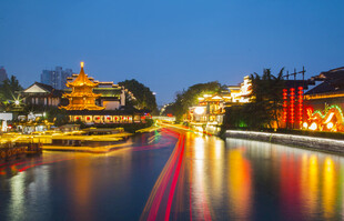 江南水乡夜景璀璨