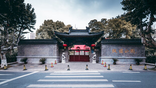中式古建前的热闹场景