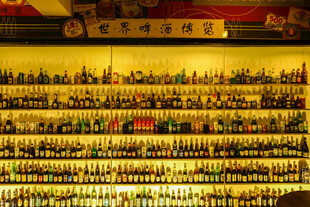 琳琅满目的酒水货架