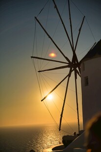 夕阳下的海边风车
