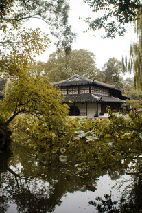 中式园林湖畔古朴建筑