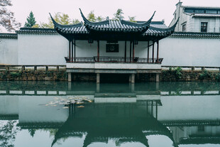 中式水乡建筑倒影美景