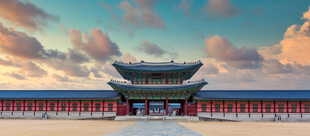 夕阳下的中式古建筑