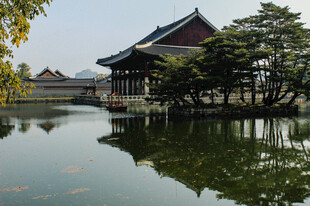 中式湖景古建筑倒影