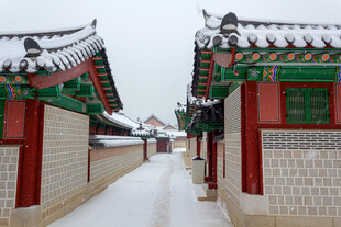 雪覆中式古建筑小巷