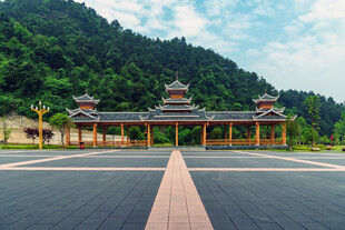 中式古建前的开阔广场