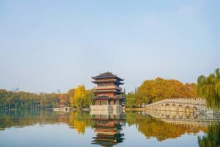 秋日湖畔古亭美景