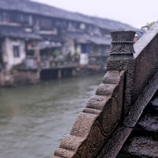江南水乡石桥畔朦胧景致