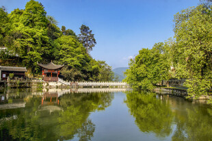 湖畔古建青山绿水好风光