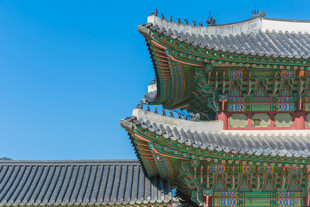 韩国传统古建筑屋檐一角