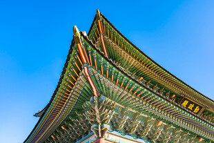 传统中式古建筑屋顶一角