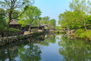 江南水乡静谧小河风光
