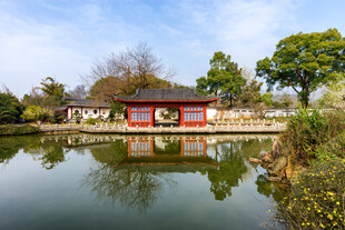 湖畔中式建筑宁静美景