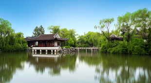 湖畔中式亭阁自然美景
