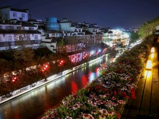 江南水乡夜景璀璨灯火
