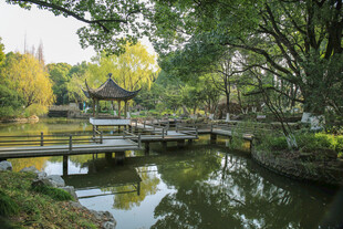 中式园林湖畔美景