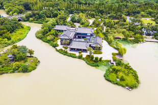 湖畔中式建筑群鸟瞰图