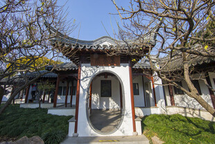 中式庭院拱门景观