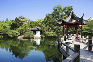 中式园林湖畔亭阁美景