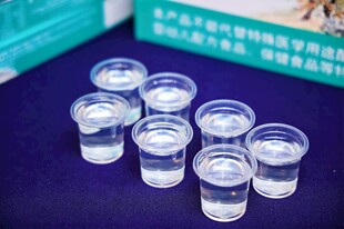 透明玻璃杯整齐摆放