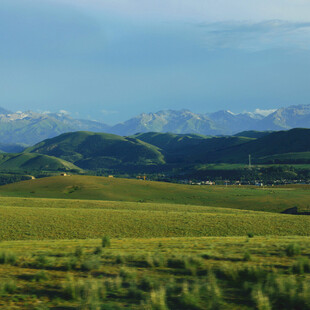 草原山峦美景