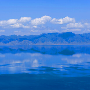 蓝色湖景与远处山峦