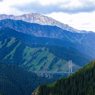 高山间的壮丽桥梁景观