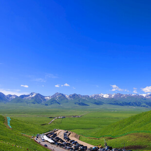 草原风光下的建筑景观