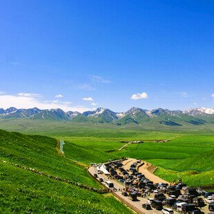 草原山谷中的车辆露营场景