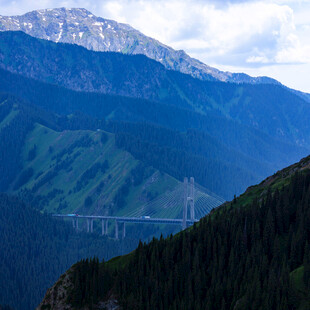 高山间的壮丽桥梁景观
