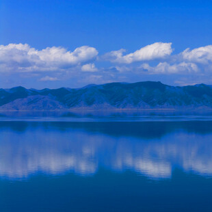 宁静湖面与远山的美丽景致