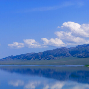 美丽湖景与远山蓝天