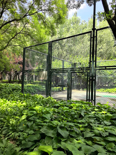 户外绿植环绕的金属围栏