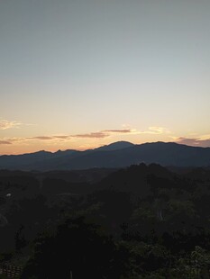 黄昏下的山峦美景