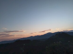 黄昏下的山峦美景
