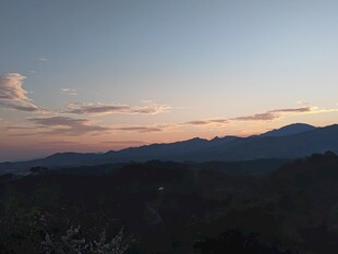 黄昏时分的山峦美景