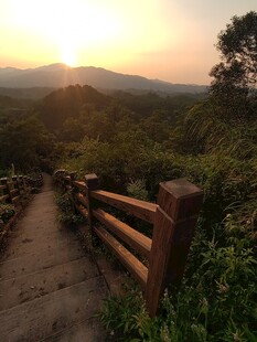 夕阳下的山间木栏小径
