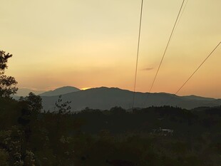 黄昏山间电线与朦胧远景