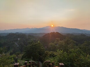 山间日落美景
