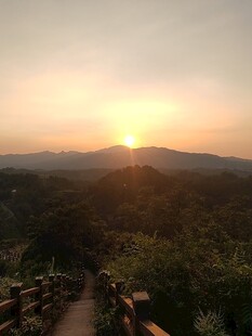 日落时分山间步道美景