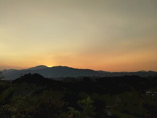 黄昏下的山峦美景