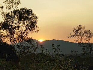 日落时分的山林美景