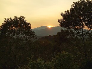 日落山林美景