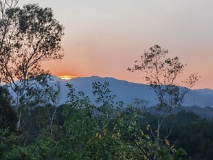 黄昏山林间的美丽景致
