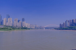 江边城市风光
