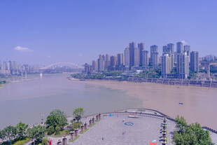 江边城市风光全景